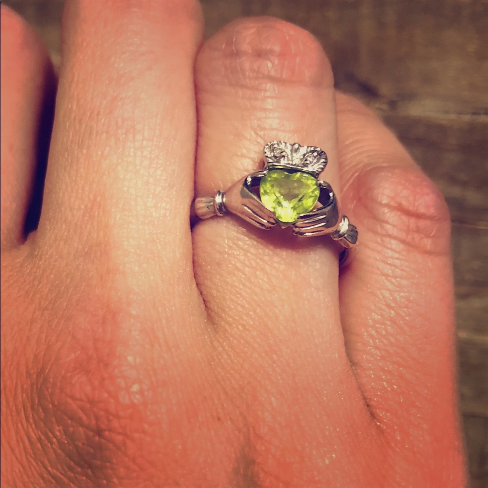 Peridot claddagh ring in white gold - size 6